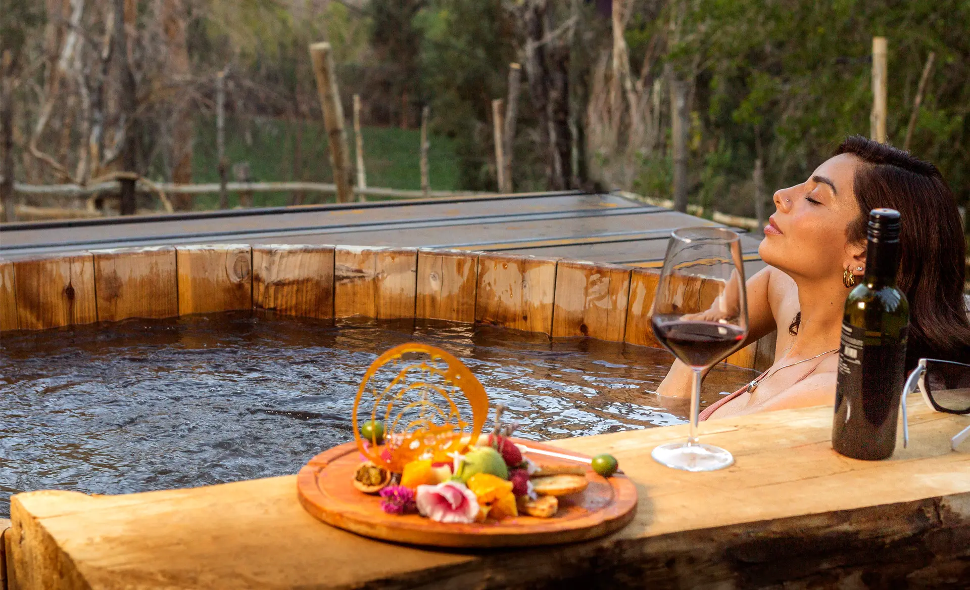 Tinaja caliente con vino y tabla de quesos en Casona Distante, Valle de Elqui